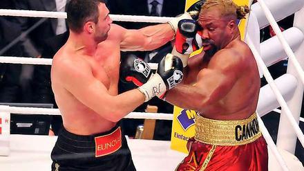 Shannon Briggs (r.) musste im Kampf mit Vitali Klitschko viel einstecken, hielt aber die volle Distanz durch.