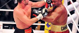 Shannon Briggs (r.) musste im Kampf mit Vitali Klitschko viel einstecken, hielt aber die volle Distanz durch.