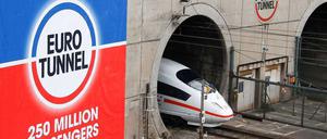 Ein ICE an der Einfahrt des Eurotunnels.