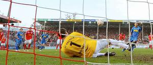 Schlüsselmoment: Torwart Thorsten Kirschbaum pariert kurz vor Schluss einen Elfmeter des Bochumers Chong Tese und rettet Energie Cottbus drei Punkte.