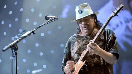 Carlos Santana und sein Instrument.