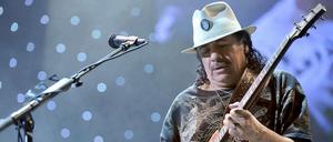 Carlos Santana und sein Instrument.
