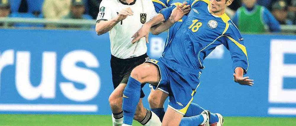 Im Mittelpunkt. Miroslav Klose (links) setzte sich erst gegen den Kasachen Maxim Asowski durch, schoss später sein 58. Länderspieltor und musste den Platz in Astana dann verletzt verlassen. Foto: dpa