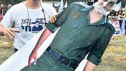 Der Vater von Gilad Shalit mit einem lebensgroßen Bild seines Sohnes. Foto: AFP