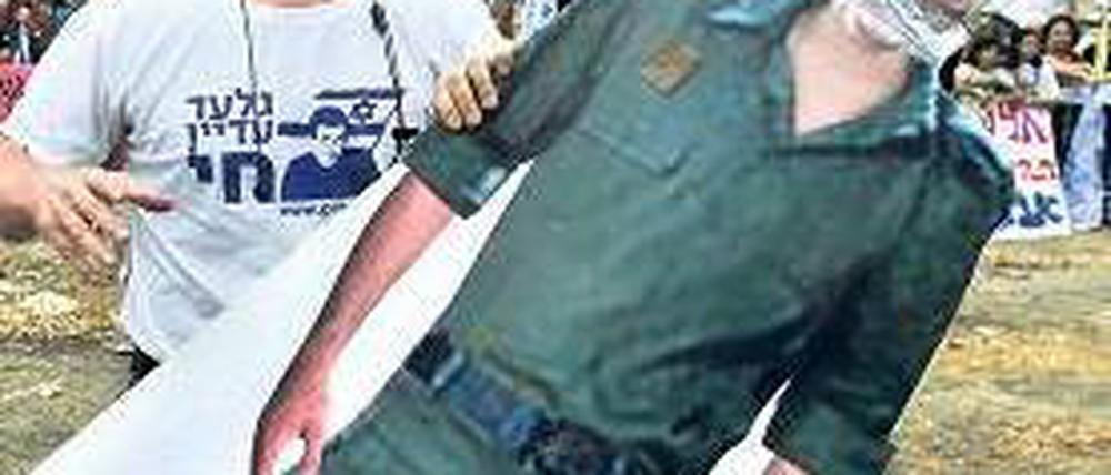 Der Vater von Gilad Shalit mit einem lebensgroßen Bild seines Sohnes. Foto: AFP