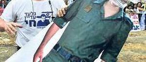 Der Vater von Gilad Shalit mit einem lebensgroßen Bild seines Sohnes. Foto: AFP