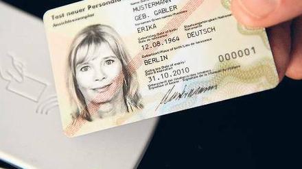 Checkkartenformat. Die Personalausweise , die ab November ausgestellt werden, enthalten digital lesbare Daten. 