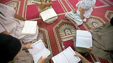 Gehört der Islam zu Deutschland? Wulffs These bleibt umstritten.