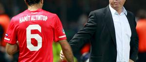 Hamit Altintop und Guus Hiddink beim 0:3 gegen Deutschland am Freitag. Gegen Aserbaidschan setzte es nun die nächste Niederlage.