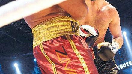 Kein Handtuch in Sicht. Witali Klitschko verprügelte Shannon Briggs, der Kampf ging trotzdem weiter. Foto: AFP