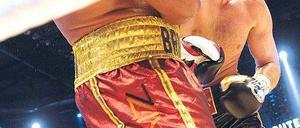 Kein Handtuch in Sicht. Witali Klitschko verprügelte Shannon Briggs, der Kampf ging trotzdem weiter. Foto: AFP