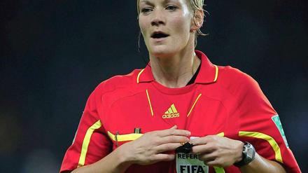 Wahrt die Fassung: Schiedsrichterin Bibiana Steinhaus nach dem Busenklaps - und vor dem Auftritt im Jahresrückblick 2010.