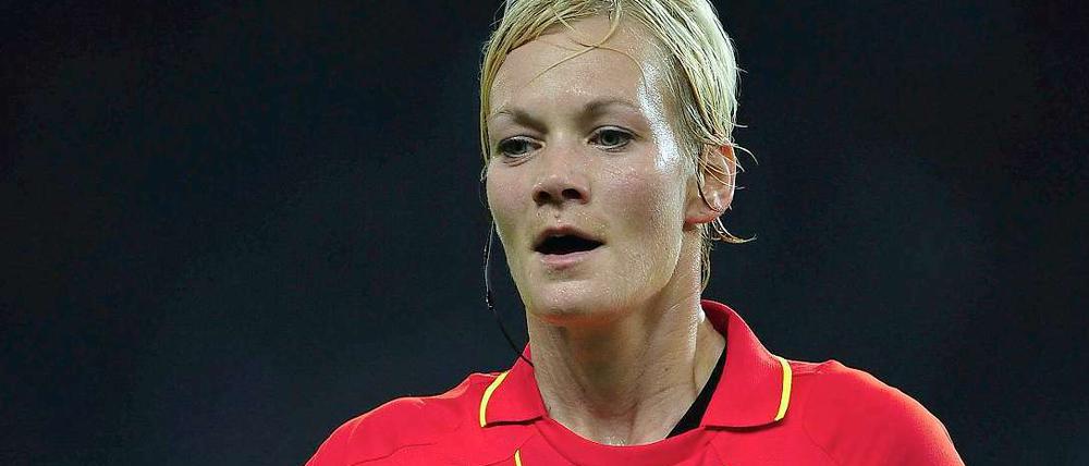 Wahrt die Fassung: Schiedsrichterin Bibiana Steinhaus nach dem Busenklaps - und vor dem Auftritt im Jahresrückblick 2010.