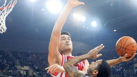 Der letzte Star. Profibasketballer Yao Ming (l.) ist einer der wenigen chinesischen Sportler, die international bekannt sind. Foto: AFP
