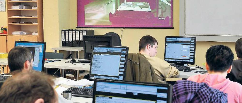 Wieder auf der Schulbank: Arbeitslose bei einer Umschulung im brandenburgischen Ludwigsfelde. Foto: dpa