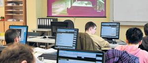 Wieder auf der Schulbank: Arbeitslose bei einer Umschulung im brandenburgischen Ludwigsfelde. Foto: dpa