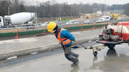 Mit aller Kraft. Eine chinesische Firma baut ein Teilstück der Autobahn zwischen Berlin und Warschau. Deutsche Bauunternehmer befürchten, dass die Regierung in Peking das Unternehmen mit Beihilfen dabei unterstützt, in der EU Fuß zu fassen. Foto: AFP
