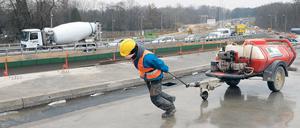 Mit aller Kraft. Eine chinesische Firma baut ein Teilstück der Autobahn zwischen Berlin und Warschau. Deutsche Bauunternehmer befürchten, dass die Regierung in Peking das Unternehmen mit Beihilfen dabei unterstützt, in der EU Fuß zu fassen. Foto: AFP