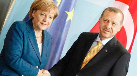 Das Fußballspiel war die Kür, jetzt folgt die Pflicht: Merkel und Erdogan besprechen Integration und den EU-Beitritt der Türkei.
