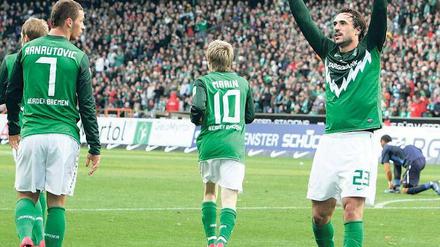 Hurra, es gibt wieder Geld! Die Bremer Spieler um Hugo Almeida (rechts) wurden zuletzt von Werder nur teilweise bezahlt. 