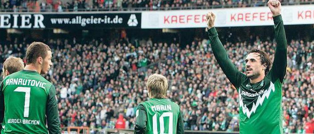 Hurra, es gibt wieder Geld! Die Bremer Spieler um Hugo Almeida (rechts) wurden zuletzt von Werder nur teilweise bezahlt. 