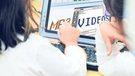 Tatort Kinderzimmer. Wie viele Familien durch die Netzausflüge ihres Nachwuchses in ernsthafte finanzielle Schwierigkeiten geraten sind, ist unbekannt. Sicher ist: Juristisch haben sie keine Chance. Manchen bleibt nur der Weg zur Schuldnerberatung.