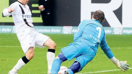 Der Konterveredler. Theofanis Gekas traf zweimal gegen den FCK. Foto: dpa