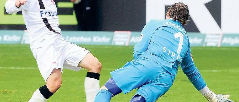 Der Konterveredler. Theofanis Gekas traf zweimal gegen den FCK. Foto: dpa
