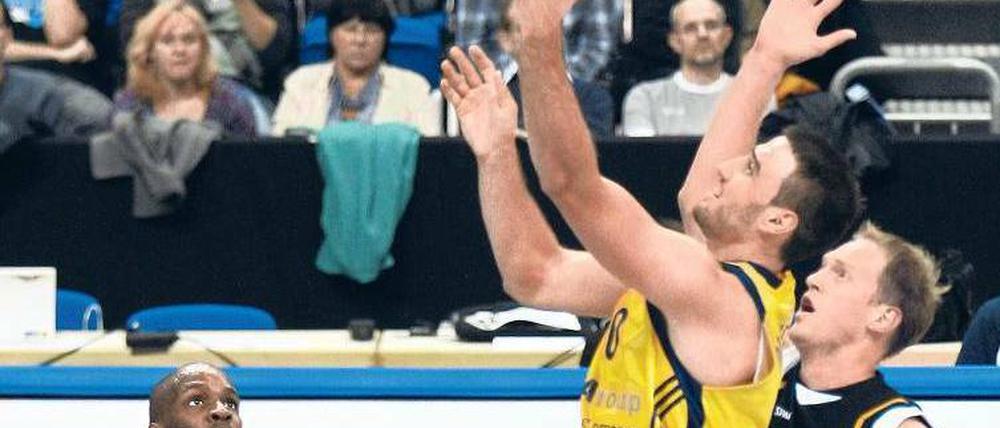 Zum Verwechseln. Tadija Dragicevic erzielte 23 Punkte, Zwillingsbruder Strahinja schaute von der Tribüne zu.