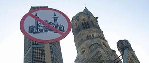 Anhänger der rechtspopulistischen Bewegung "Pro Deutschland" demonstrieren in Berlin bei einer Solidaritätsdemonstration für den ehemaligen Bundesbank-Vorstand Thilo Sarrazin.