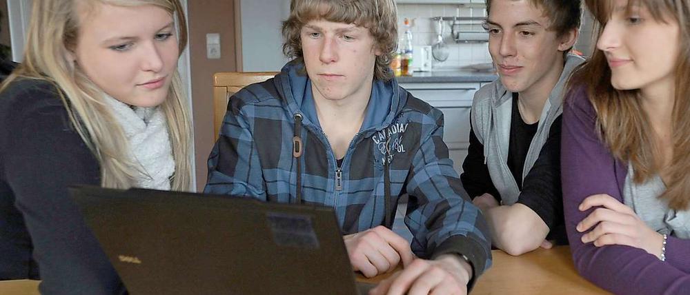 Kabellos, kostenlos? Kaum ist Mutti mal einen Moment aus der Küche, schon macht die Brut das Internet unsicher – und Mutti mitunter arm.