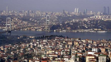 Blick vom Camlica Hügel auf der asiatischen Seite von Istanbul über den Bosporus auf den europäischen Teil der türkischen Metropole. 