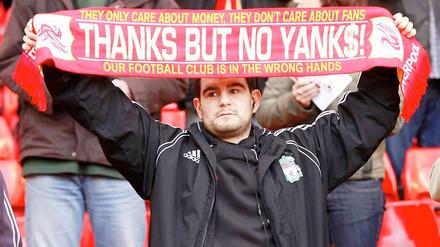 Weiter in falschen Händen? Ein Liverpool-Fan protestiert gegen die alten Eigner des Klubs. Jetzt übernehmen andere Amerikaner.