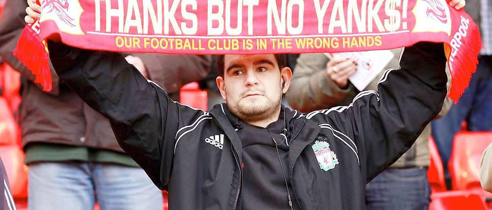 Weiter in falschen Händen? Ein Liverpool-Fan protestiert gegen die alten Eigner des Klubs. Jetzt übernehmen andere Amerikaner.