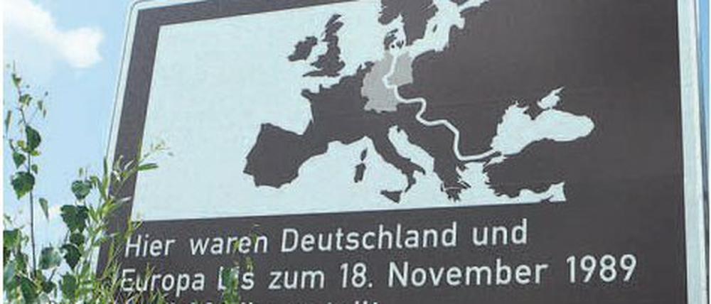 Schilder, wie dieses an der B1, zeigen, wann die Grenzbefestigungen jeweils beseitigt wurden.