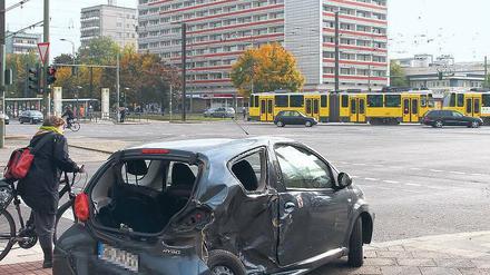 Defektes Blech. Seit Wochen steht das Wrack nahe dem Alex. 