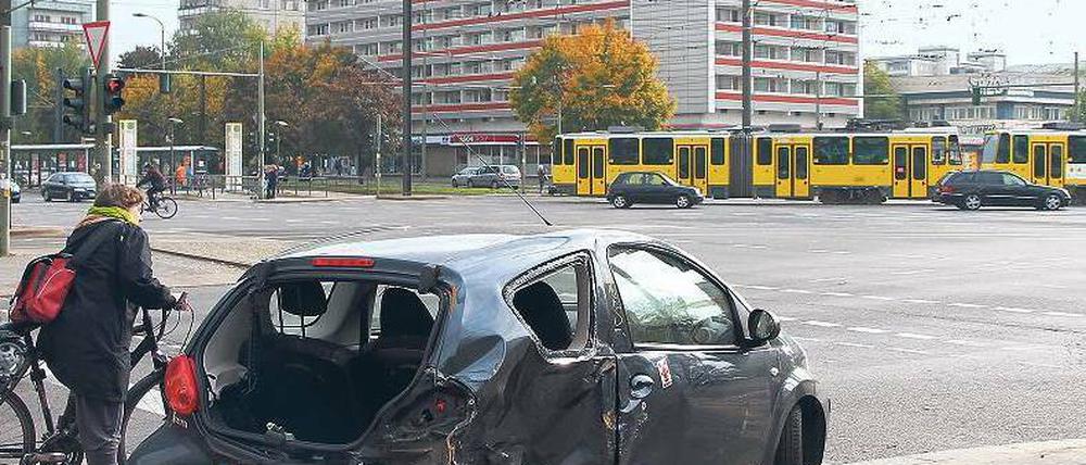 Defektes Blech. Seit Wochen steht das Wrack nahe dem Alex. 