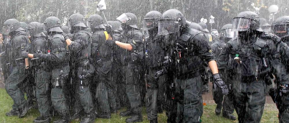Die Polizei wird von der Politik im Regen stehen gelassen - nicht nur bei Bürgerprotesten in Stuttgart, meint die Polizeigewerkschaft.