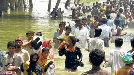 Auf der Flucht. Naturkatastrophen – etwa die Flut in Pakistan in diesem August – können die Lebensgrundlage tausender Menschen zerstören. Viele, die das Ereignis körperlich unversehrt überstehen, leiden langfristig unter der psychischen Belastung. Foto: p-a/dpa