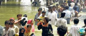 Auf der Flucht. Naturkatastrophen – etwa die Flut in Pakistan in diesem August – können die Lebensgrundlage tausender Menschen zerstören. Viele, die das Ereignis körperlich unversehrt überstehen, leiden langfristig unter der psychischen Belastung. Foto: p-a/dpa