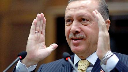 Das Runde muss ins Eckige: Erdogan redet mit Merkel auch über Fußball.