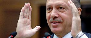 Das Runde muss ins Eckige: Erdogan redet mit Merkel auch über Fußball.