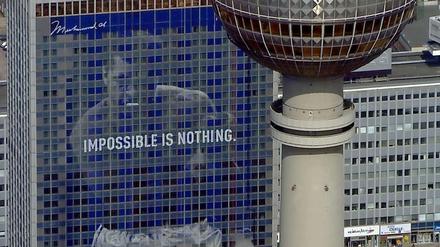 Prägende Skyline. Der Fernsehturm und das Hotel Park Inn am Alexanderplatz.