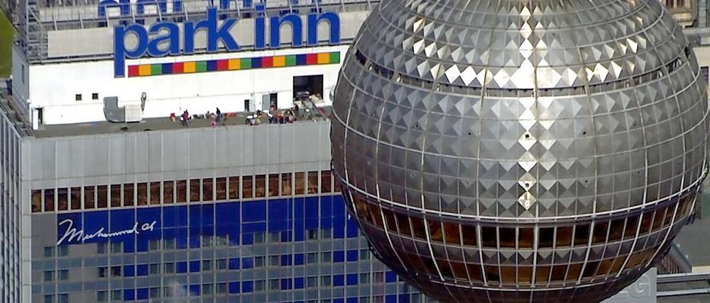Prägende Skyline. Der Fernsehturm und das Hotel Park Inn am Alexanderplatz.