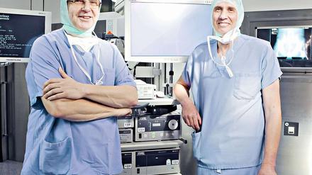 Zwei Unfallchirurgen. Axel Breiter vom DRK-Klinikum Köpenick und West-Kollege Friedrich Jahn vom DRK-Klinikum Westend.