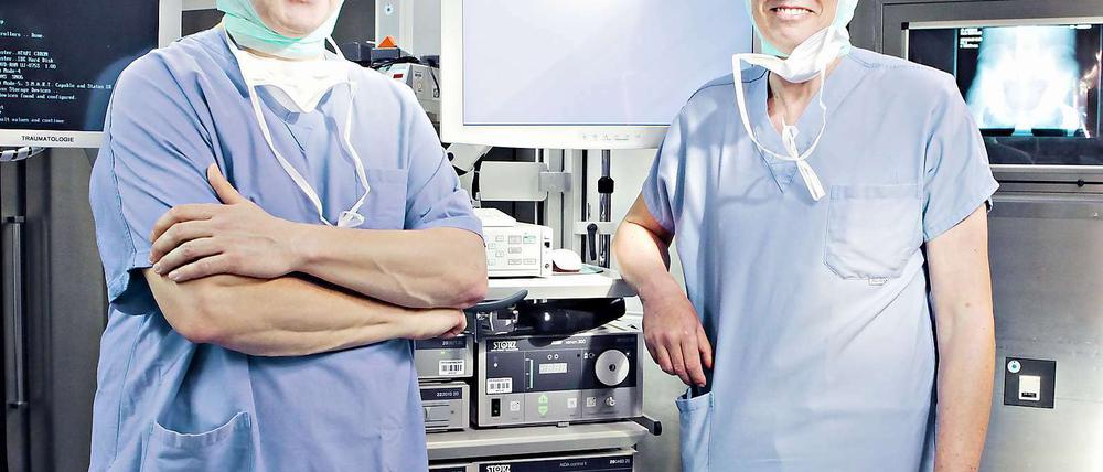 Zwei Unfallchirurgen. Axel Breiter vom DRK-Klinikum Köpenick und West-Kollege Friedrich Jahn vom DRK-Klinikum Westend.
