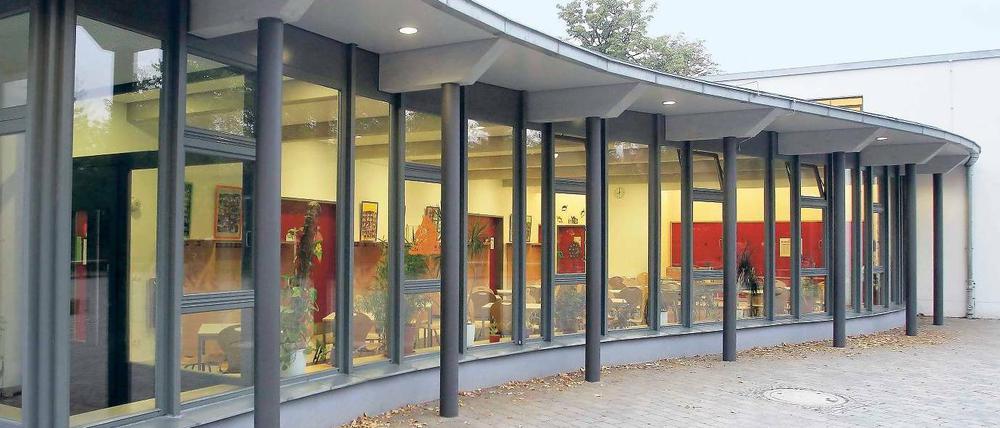Viel Tageslicht fällt in die Mensa der Kaulsdorfer Franz-Carl-Achard-Grundschule.