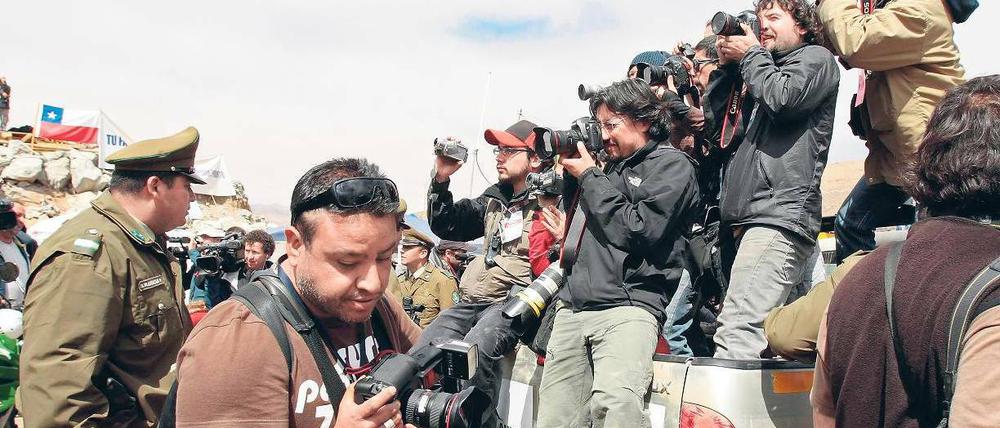 Und gleich zum „Brennpunkt“. Unzählige Fotografen, Reporter und Kamerateams aus aller Welt warten auf die Rettung der verschütteten Bergleute in Chile. Foto: Reuters