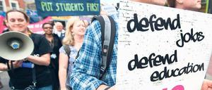 Gegen Kürzungen im Bildungsbereich gingen im Sommer Professoren und Studierende in London auf die Straße. Foto: AFP