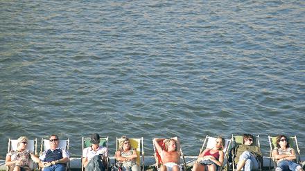 Auch schön. Das Ufer der Spree haben die Berliner in den vergangenen Jahren entdeckt. Aber an einen Sprung ins dreckige Wasser ist nicht zu denken. 